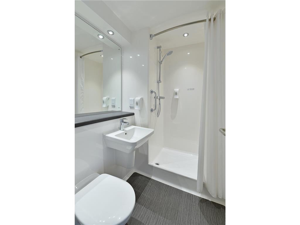 TRAVELODGE LETCHWORTH GARDEN CITY-guestroom-Guest Room,Bathroom,On-Site.jpg