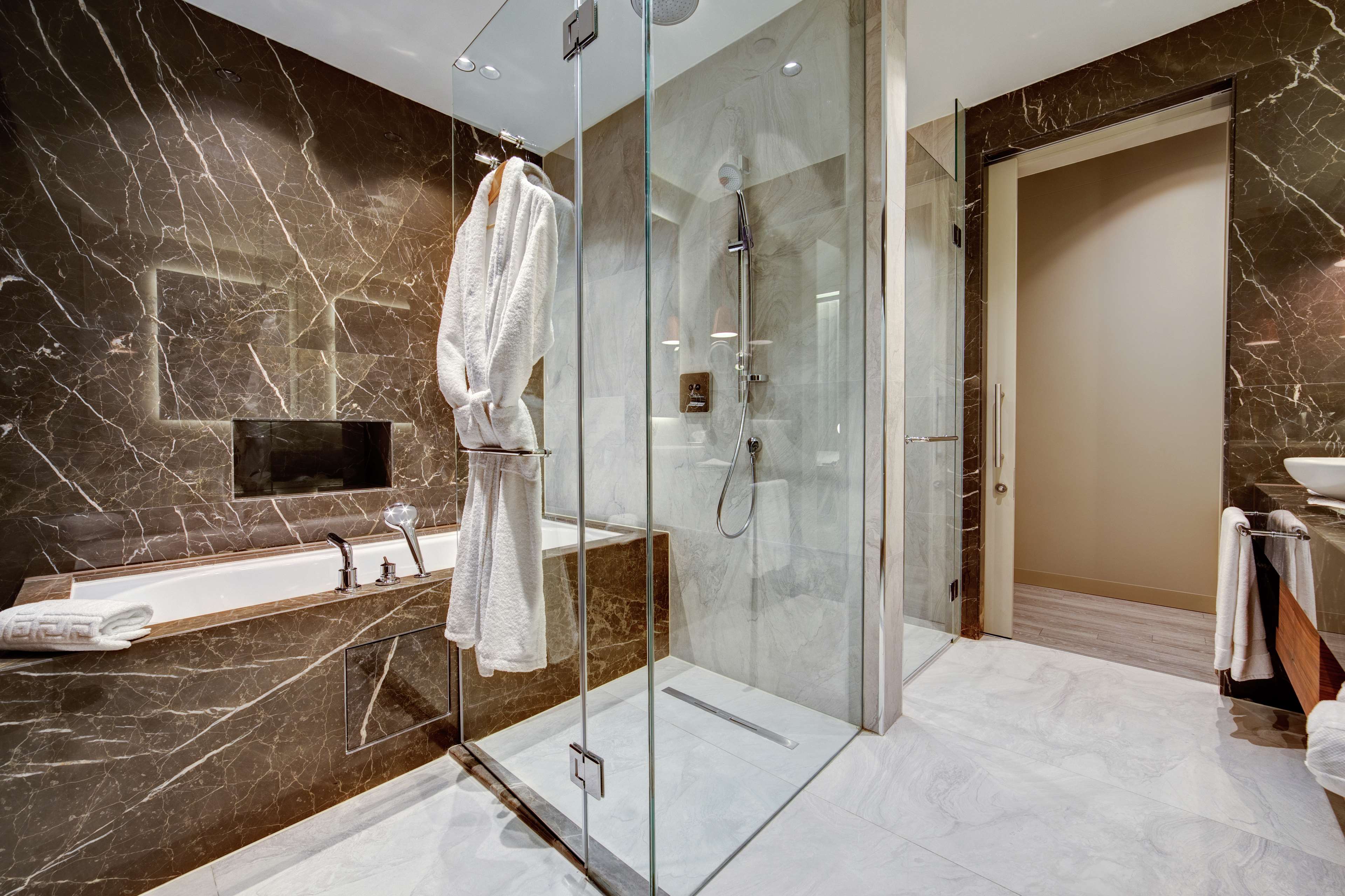 Doubletree By Hilton Adana Room Type - KING DELUXE CORNER ROOM