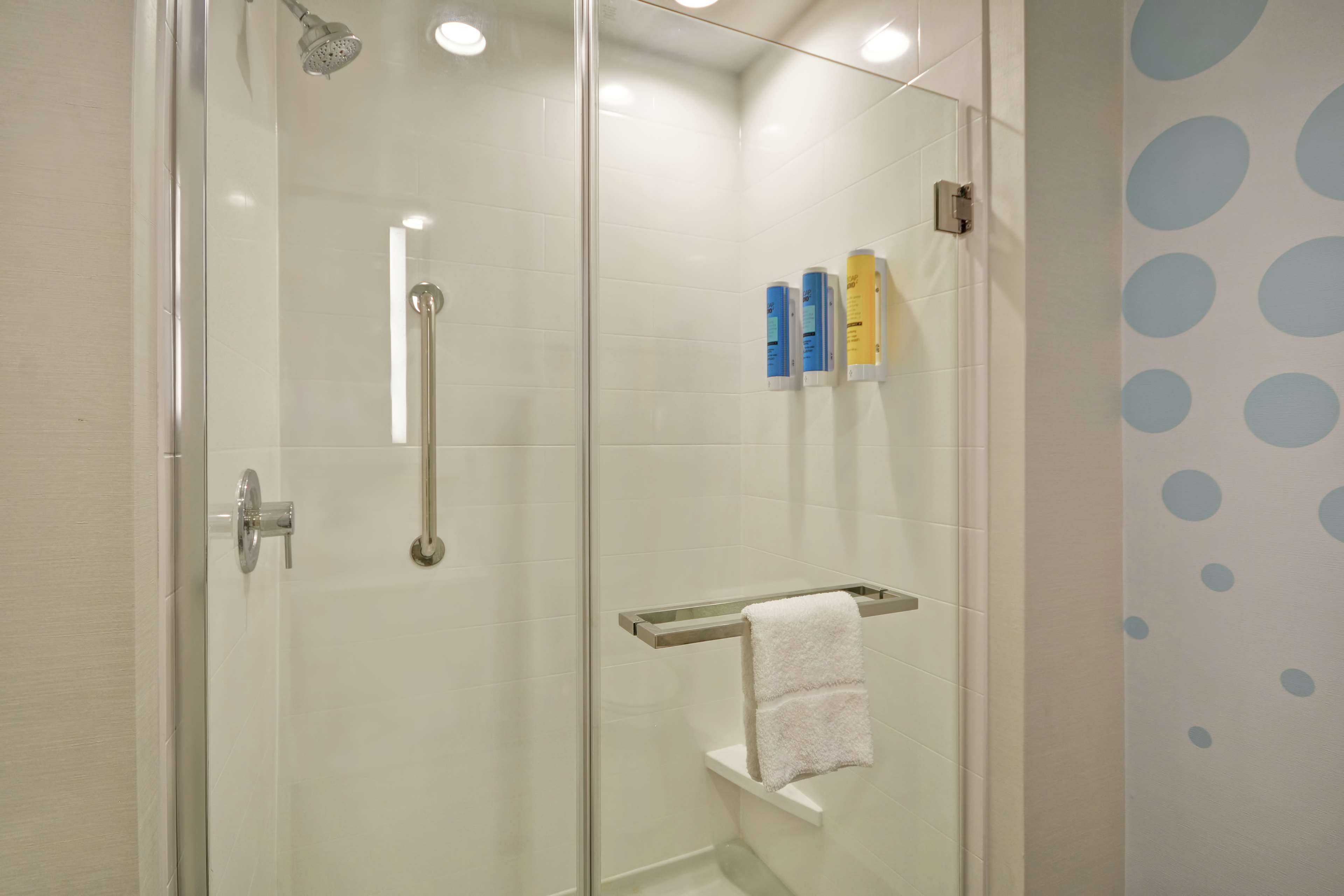 TRU by Hilton Denver Room Type - 1 KING HEARING ACCESSIBLE