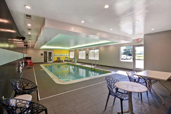 Pool - Tru by Hilton Hotel Denver