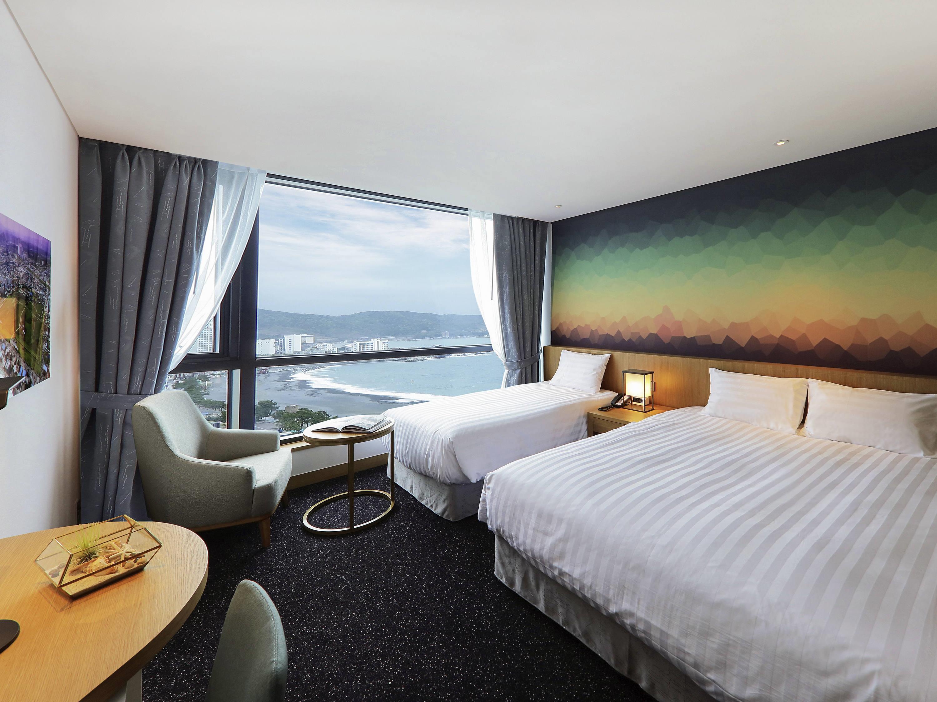 Mercure Ambassador Ulsan Room Type - Superior Family Room with 1 King-size bed and 1 single bed, Partial Ocean view