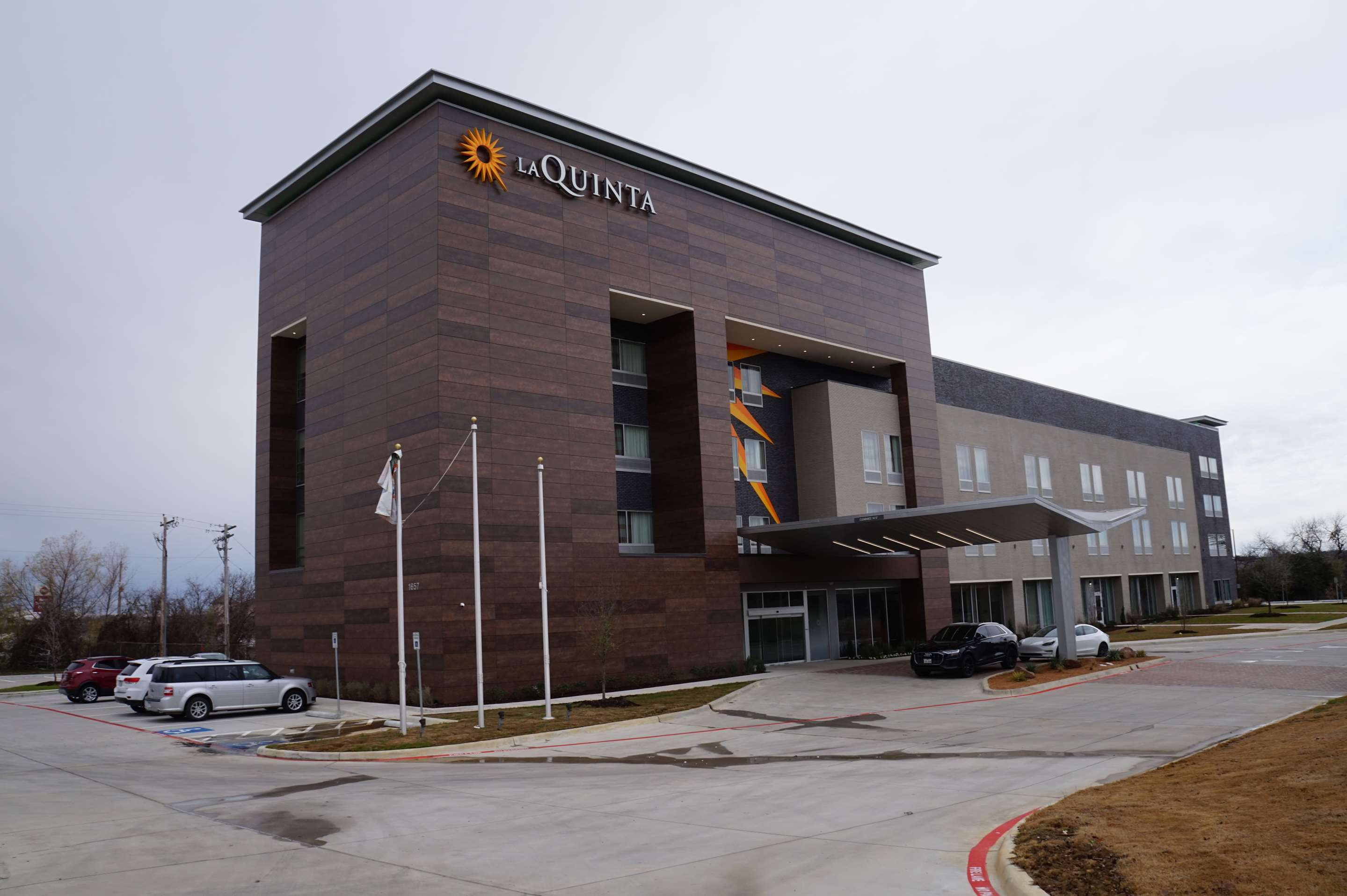 Exterior | La Quinta Inn & Suites by Wyndham Lewisville
