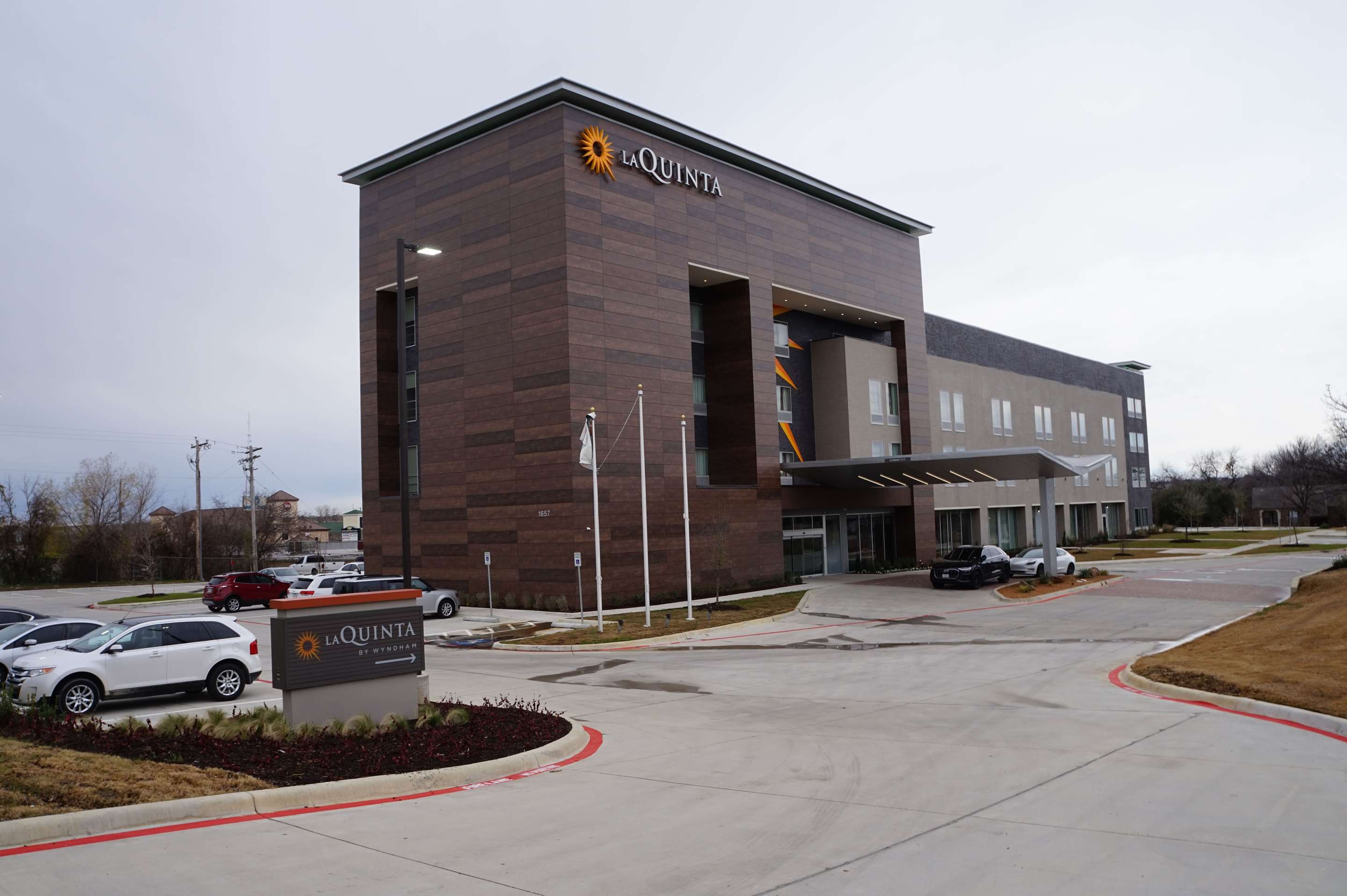 Exterior | La Quinta Inn & Suites by Wyndham Lewisville