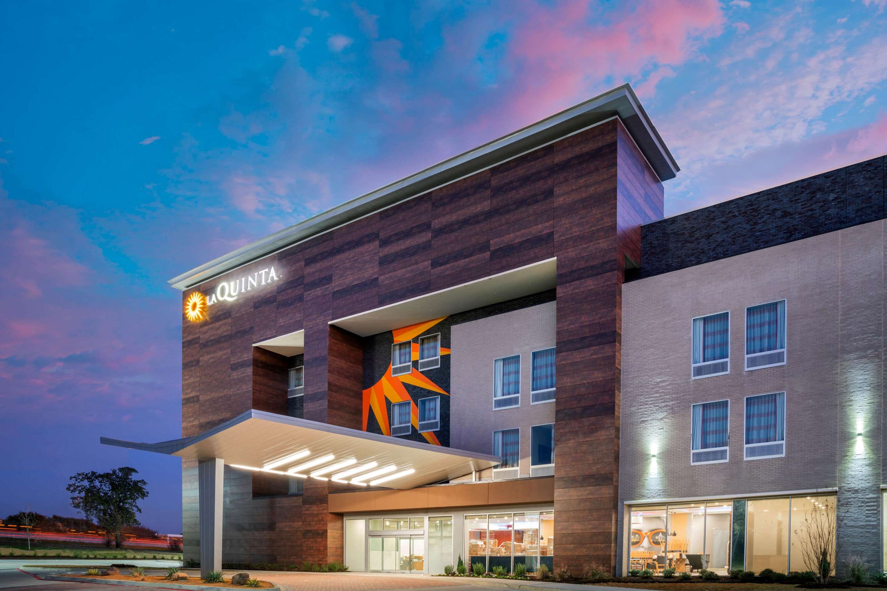 Exterior | La Quinta Inn & Suites by Wyndham Lewisville