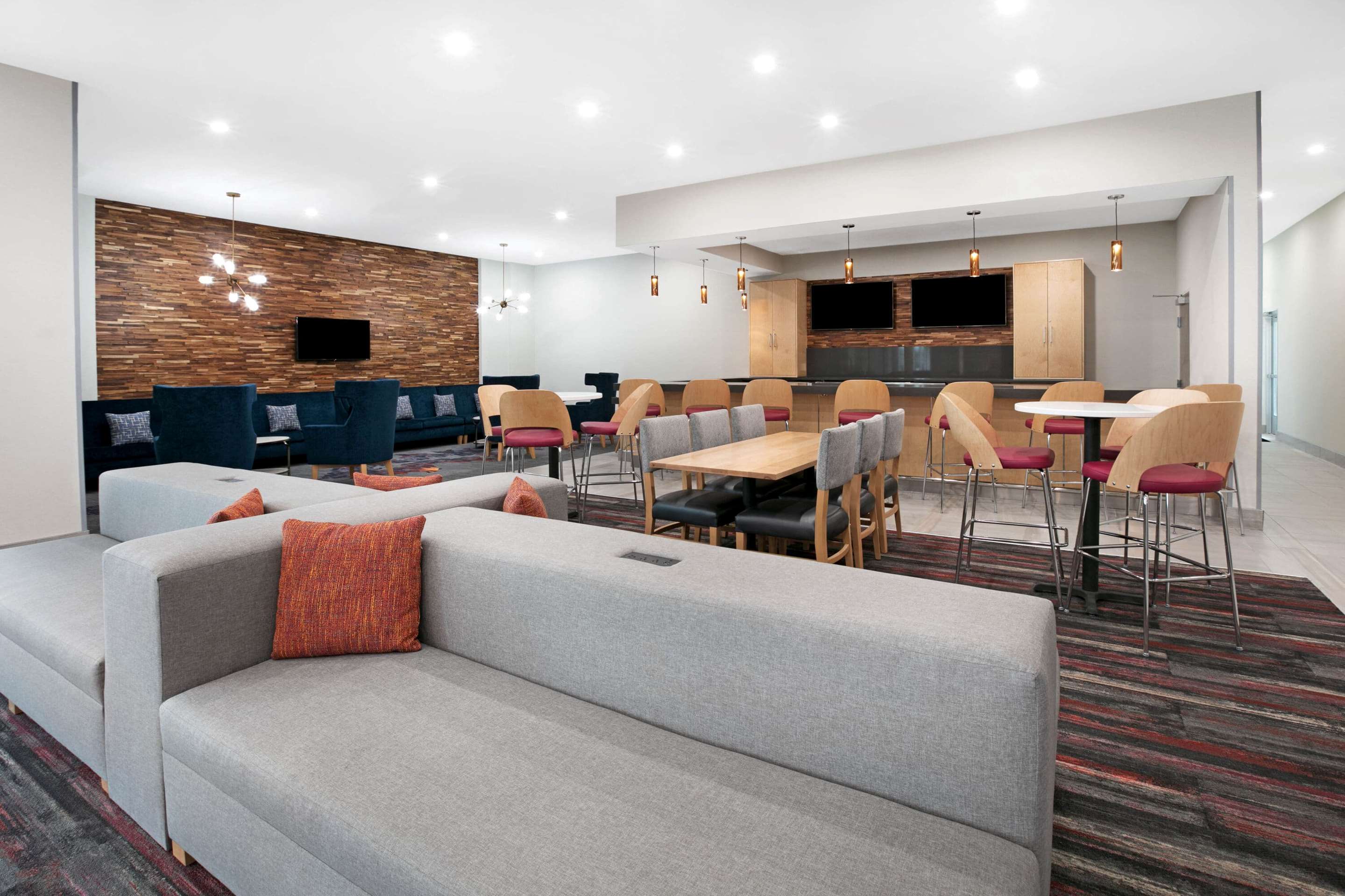 Lobby | La Quinta Inn & Suites by Wyndham Lewisville