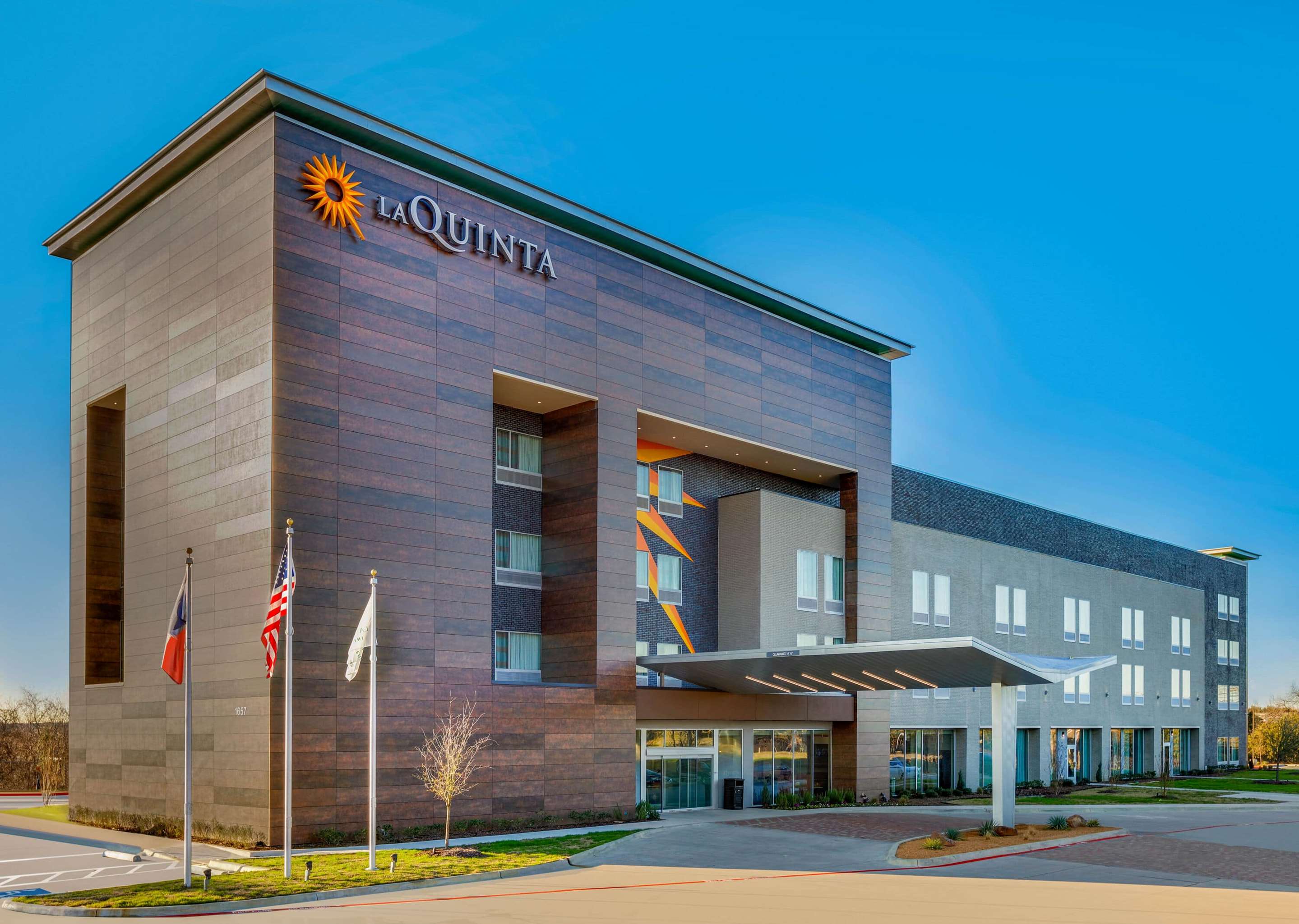 Exterior | La Quinta Inn & Suites by Wyndham Lewisville