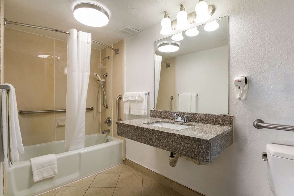 QUALITY INN GEORGETOWN-guestroom-Guest Room,Bathroom,On-Site.jpg