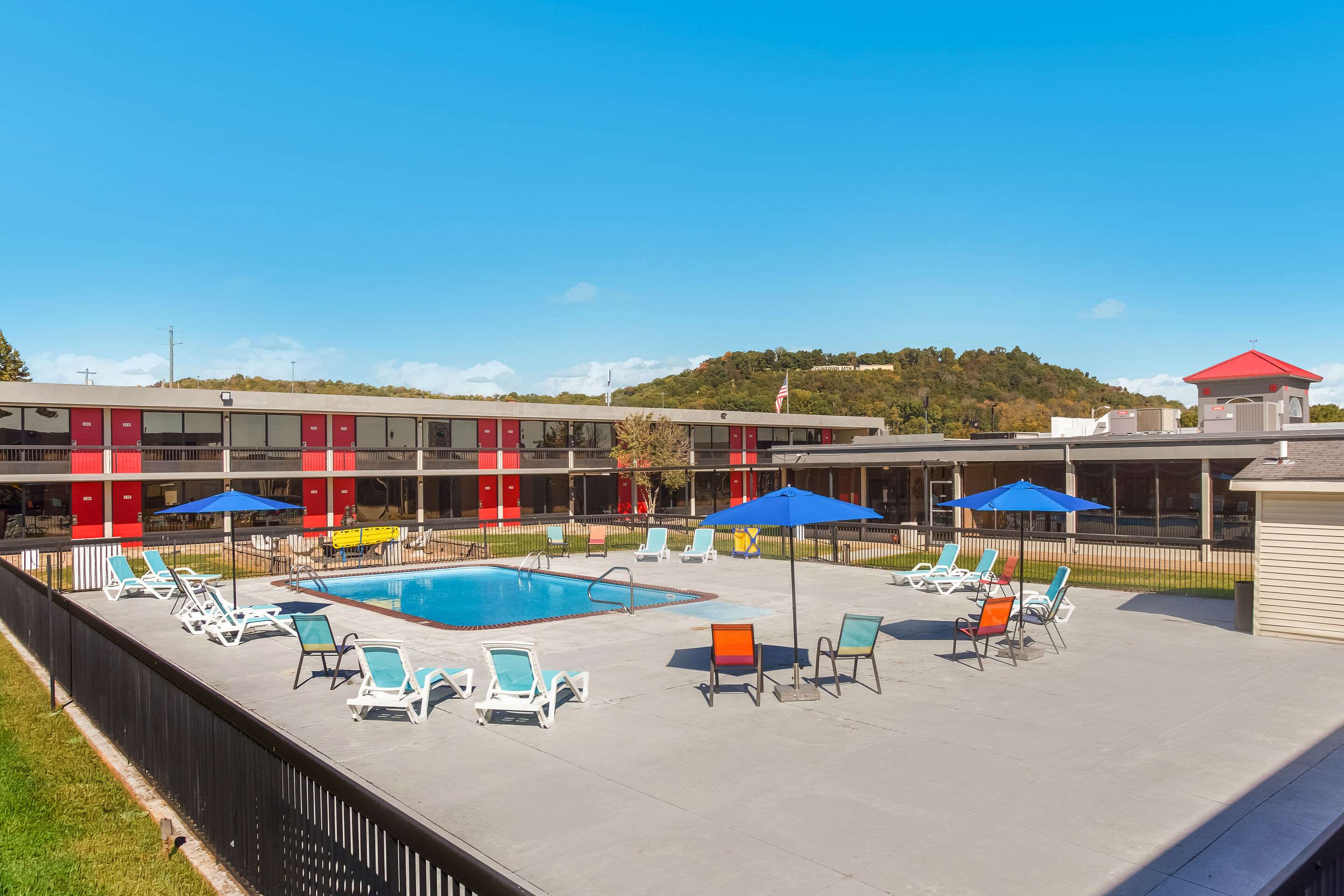 Outdoor pool | Econo Lodge