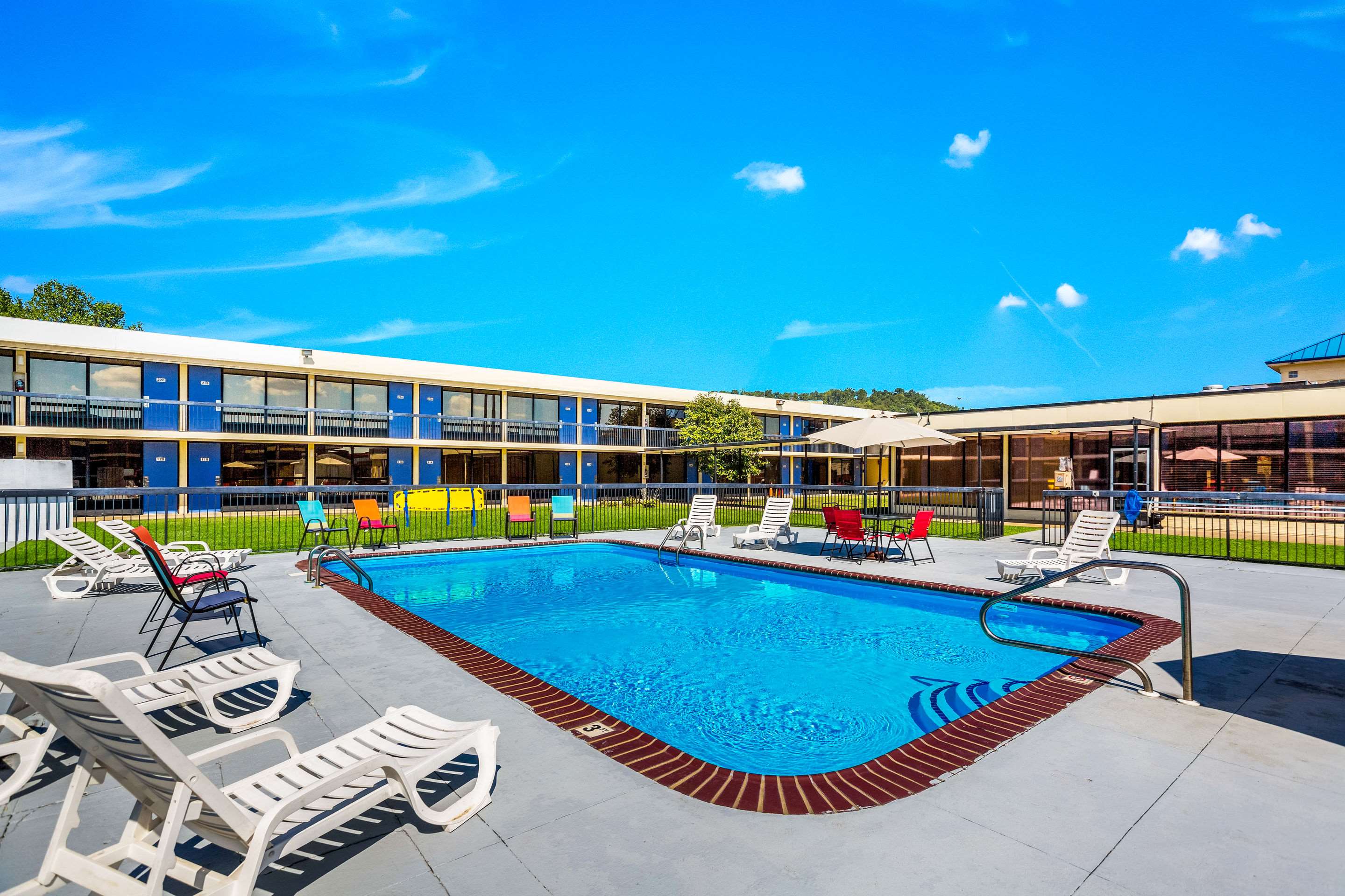 Outdoor pool | Econo Lodge