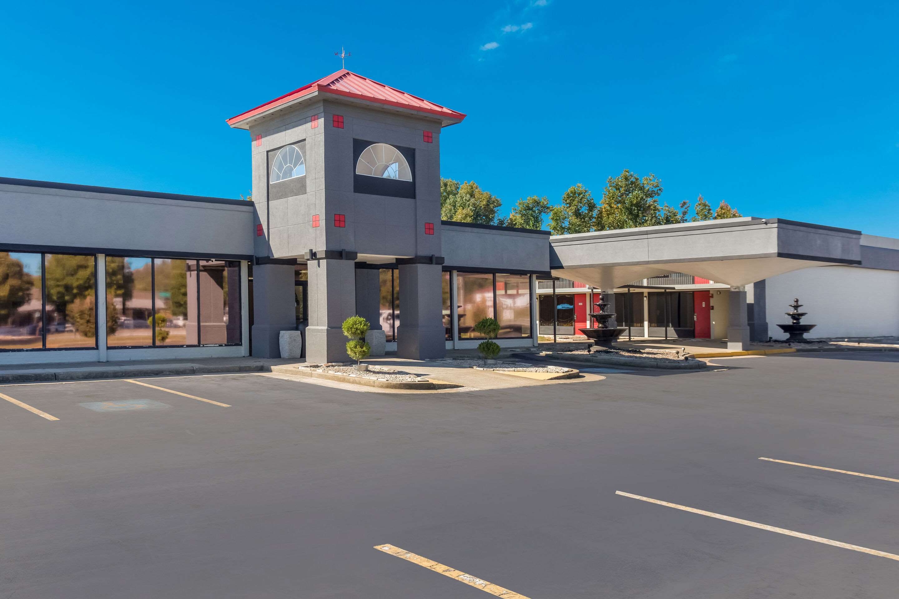 Hotel exterior | Econo Lodge