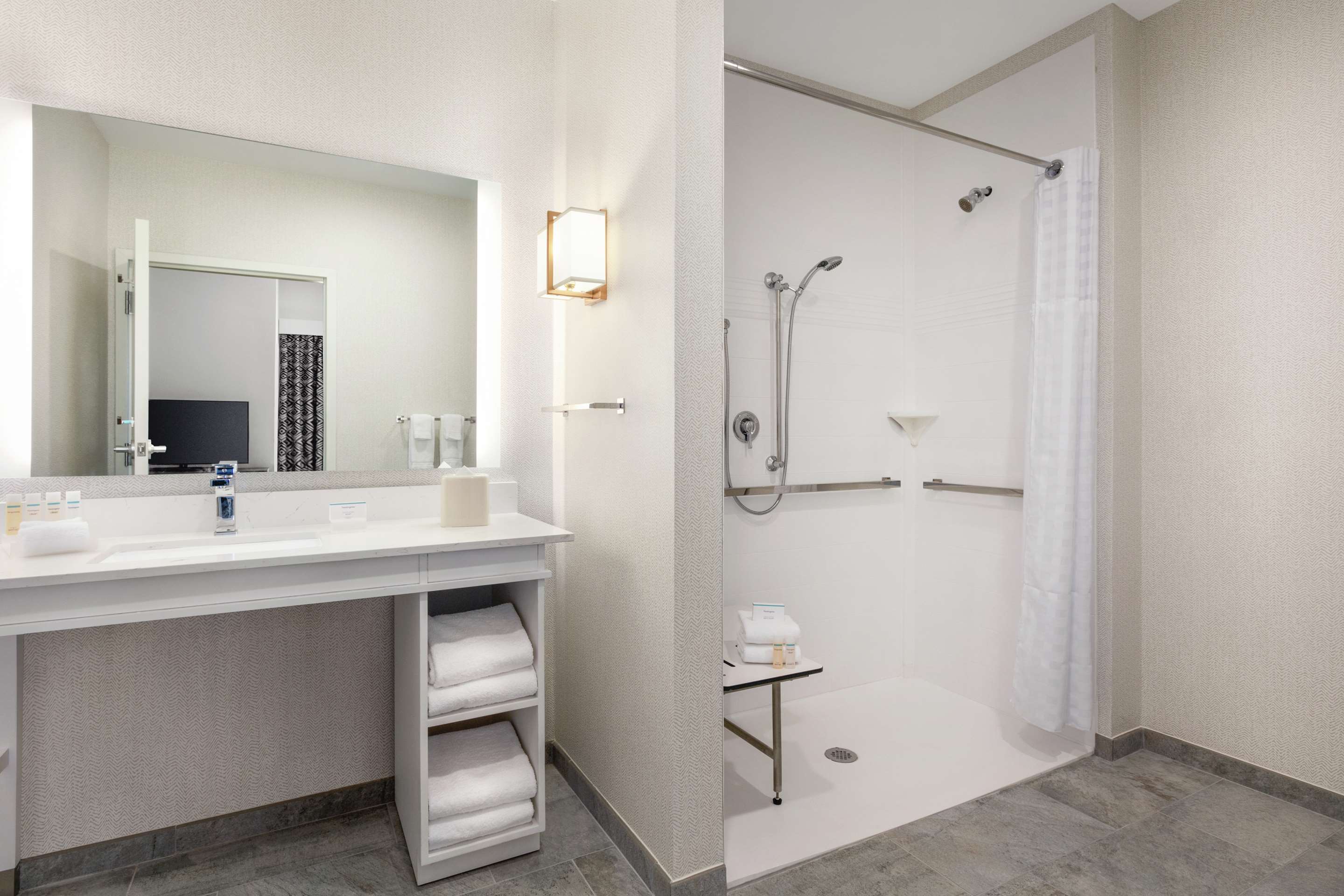 Guest room bath