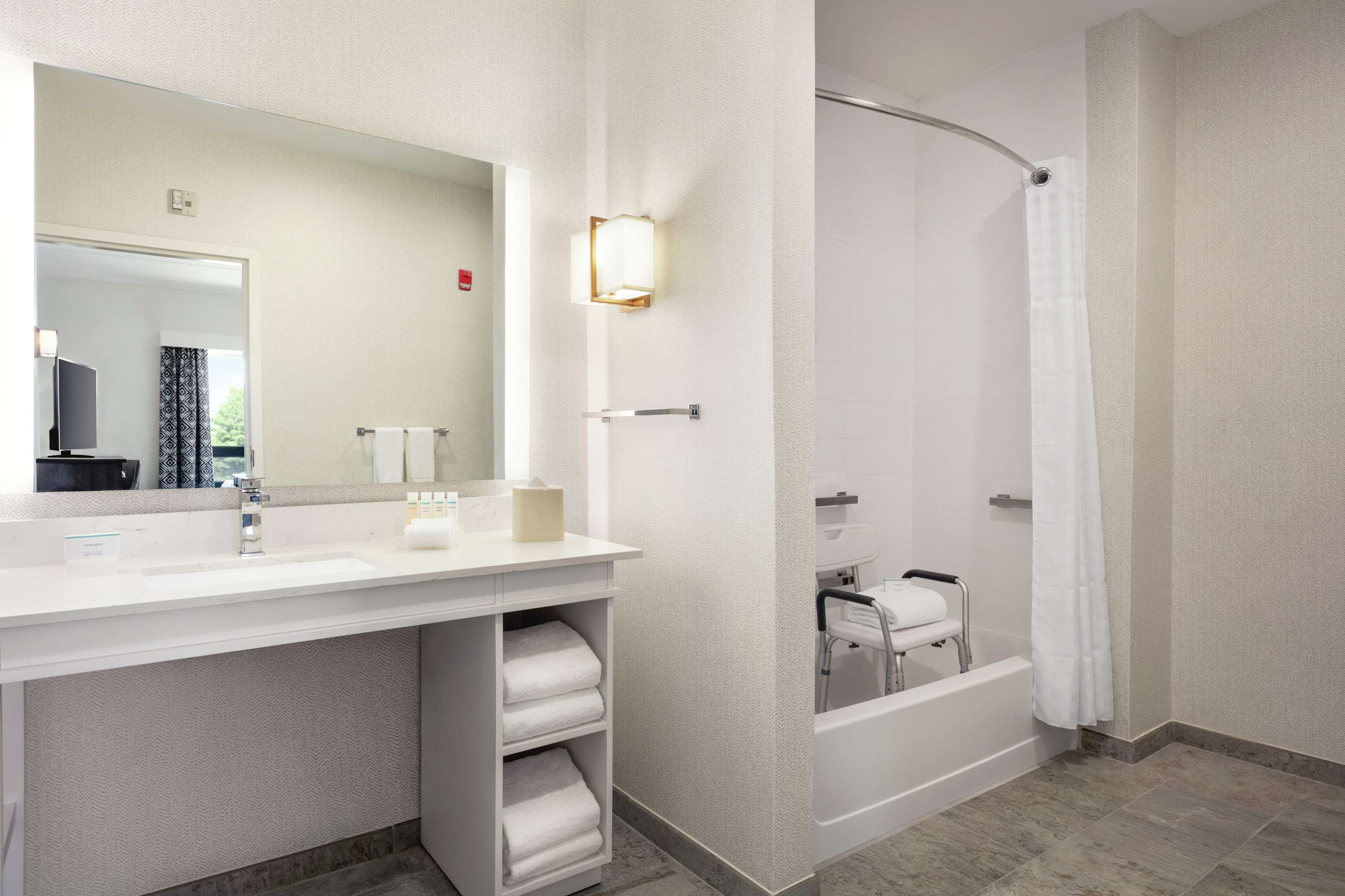 Guest room bath