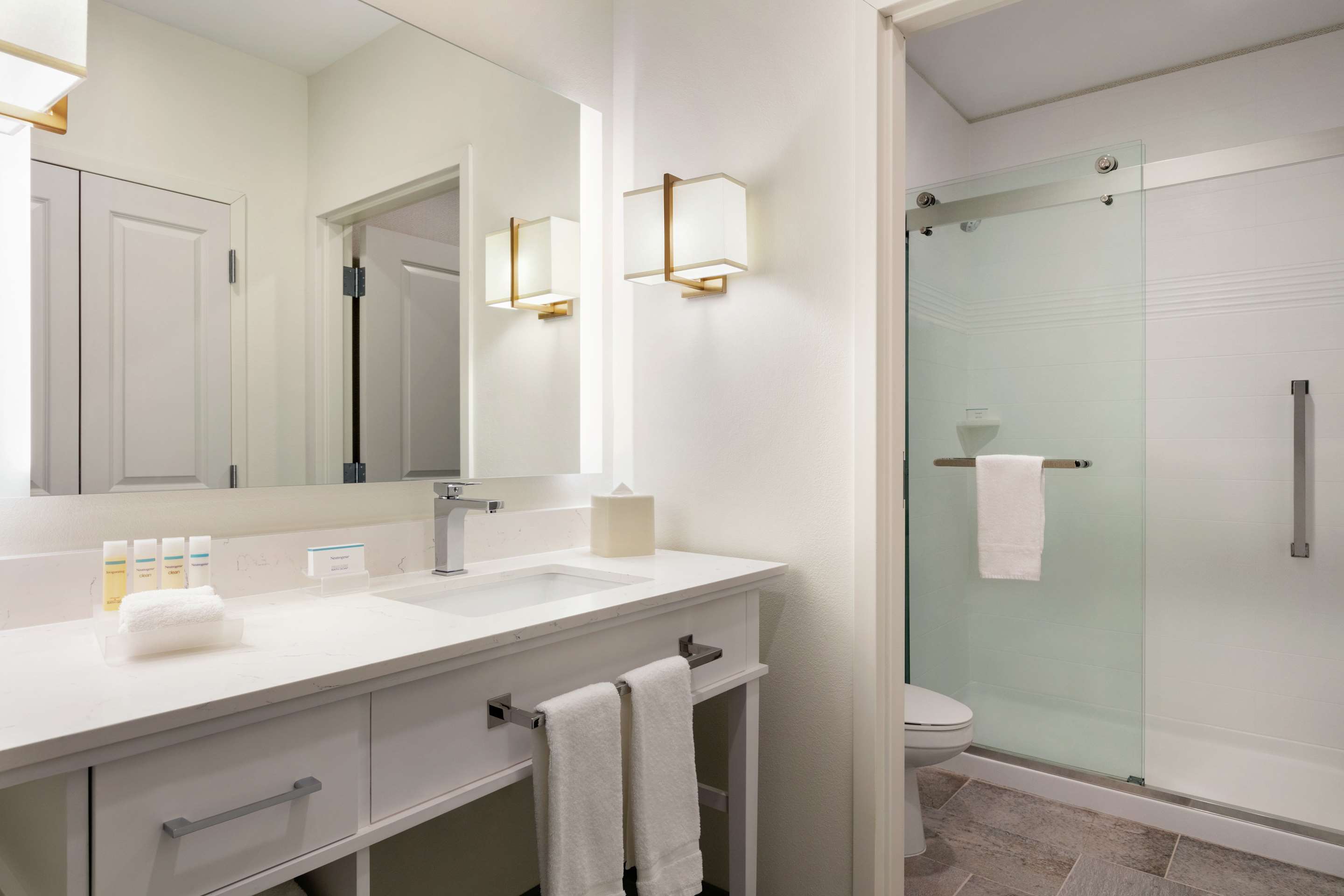 Guest room bath