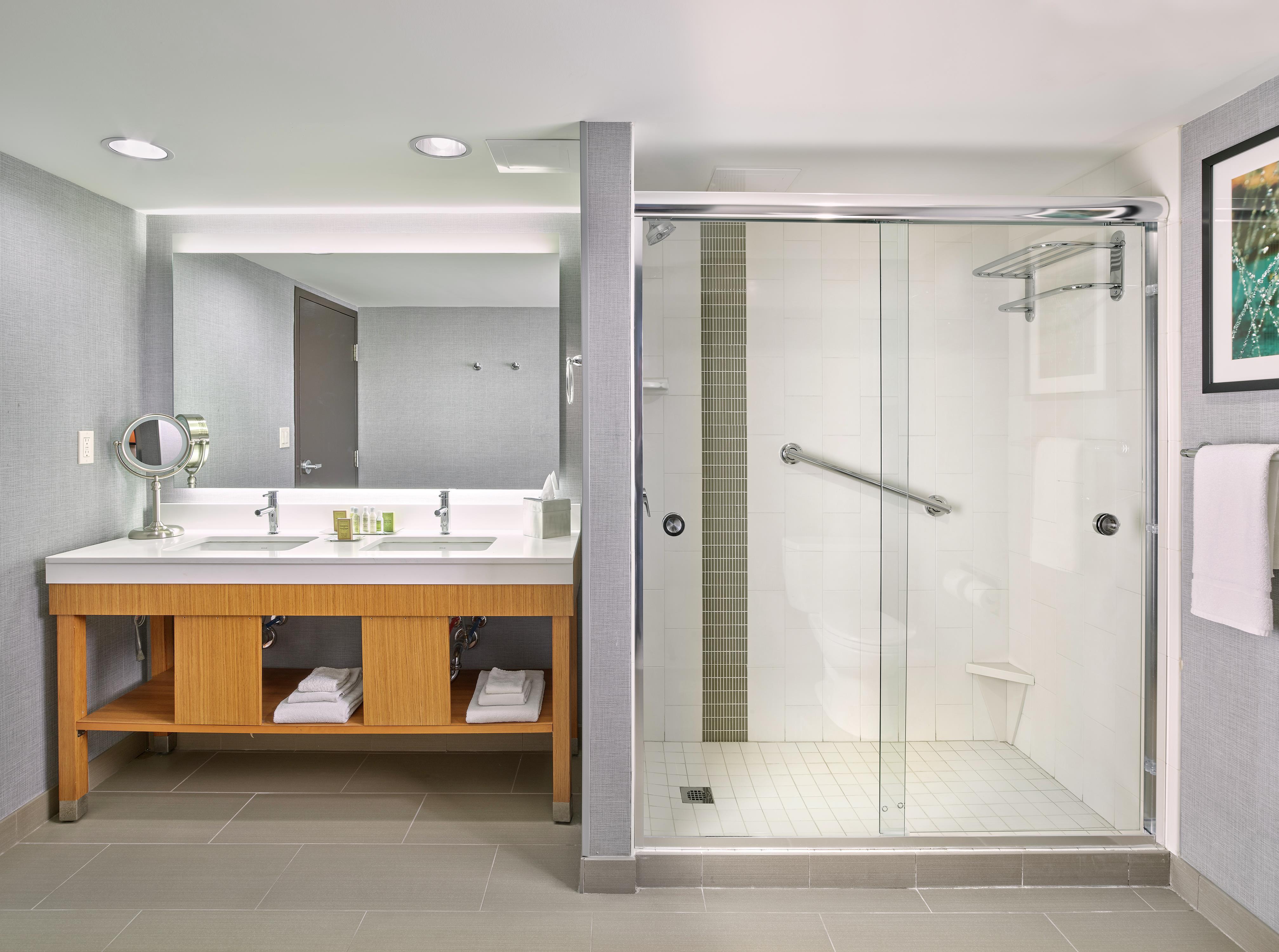 DoubleTree by Hilton Edmonton Downtown Room Type - 1KG 1BDRM STE-FULL KITCHEN