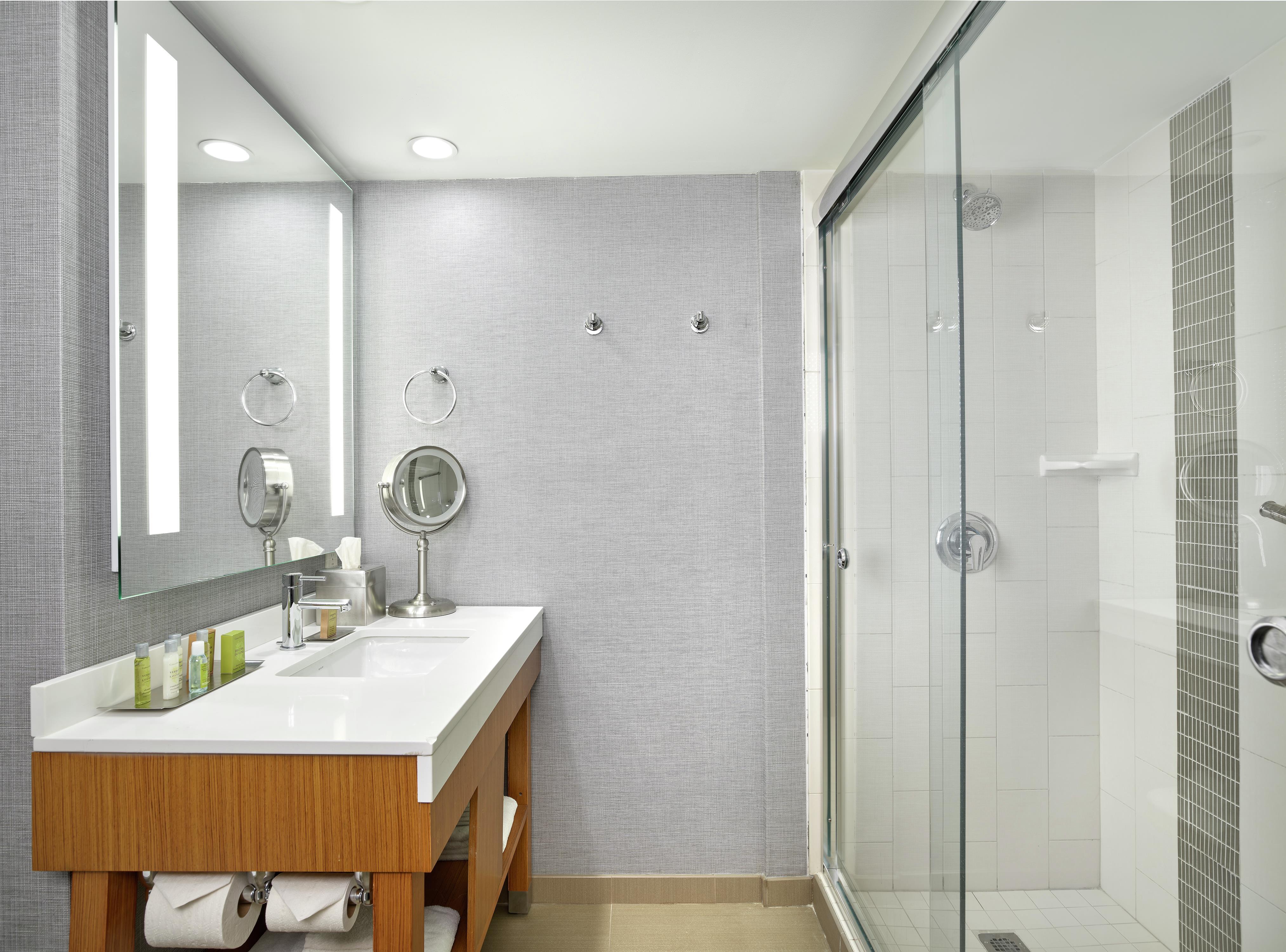 DoubleTree by Hilton Edmonton Downtown Room Type - 1 KING BED 1 BEDROOM SUITE
