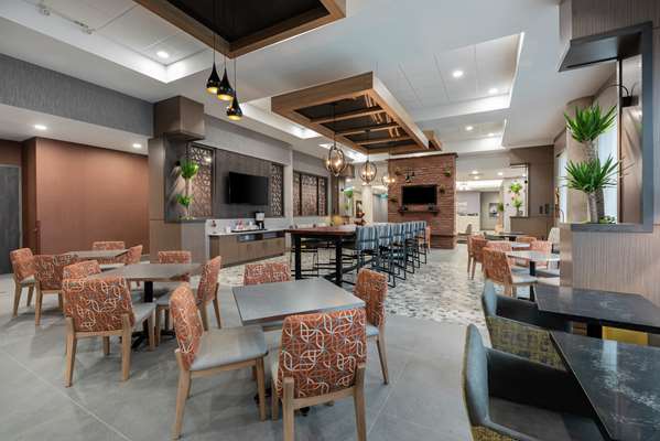 Restaurant - Hampton Inn & Suites Charlottetown