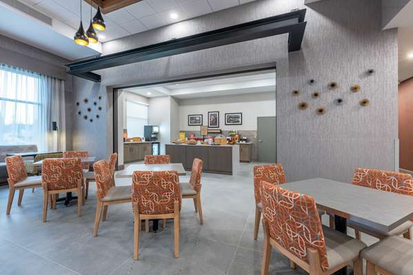 Restaurant - Hampton Inn & Suites Charlottetown