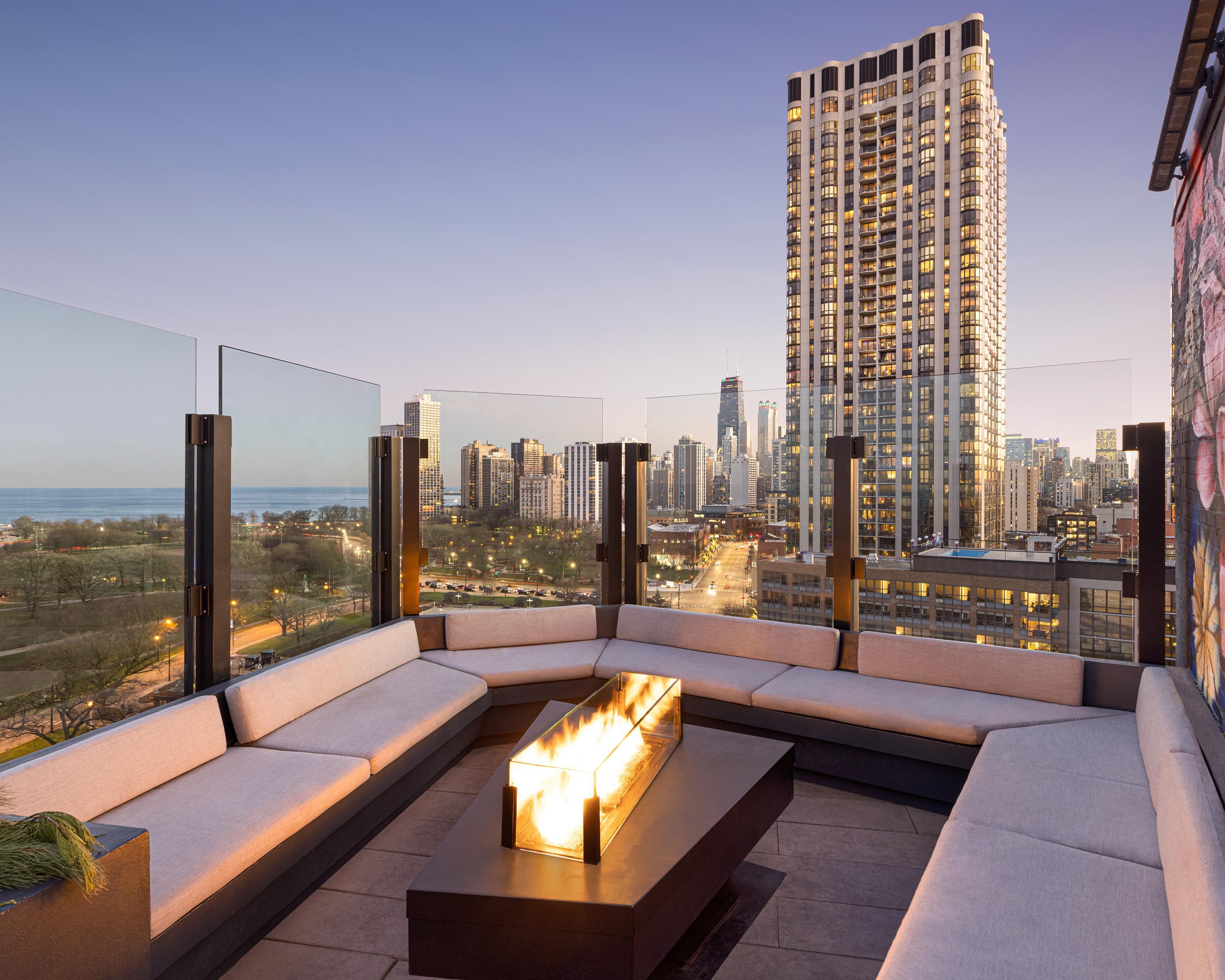 Patio Terrace | Hotel Lincoln