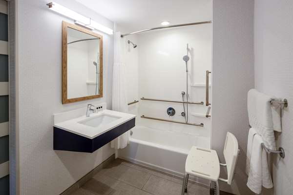 Accessible - 1 King, Mobility Accessible, Communication Assistance, Bathtub, Microwave And Mini-Refrigerator, Wi-Fi, Non-Smoking, Full Breakfast