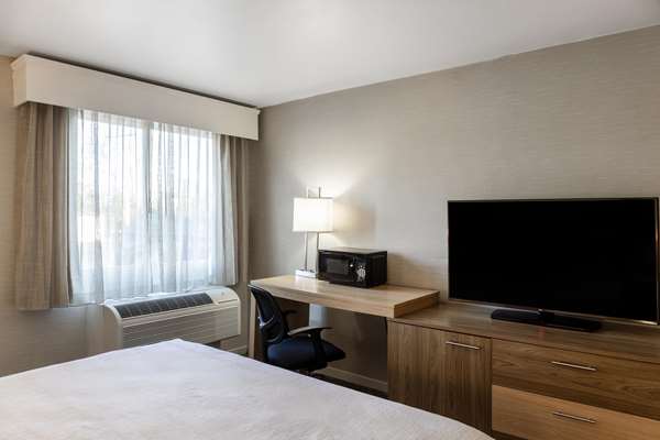 Accessible - 1 King, Mobility Accessible, Communication Assistance, Bathtub, Microwave And Mini-Refrigerator, Wi-Fi, Non-Smoking, Full Breakfast
