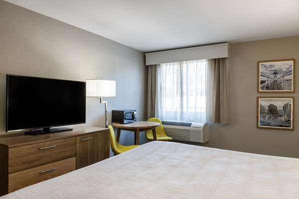 1 King Bed, Non-Smoking, Microwave And Mini-Refrigerator, Wi-Fi, Shower Only, Full Breakfast