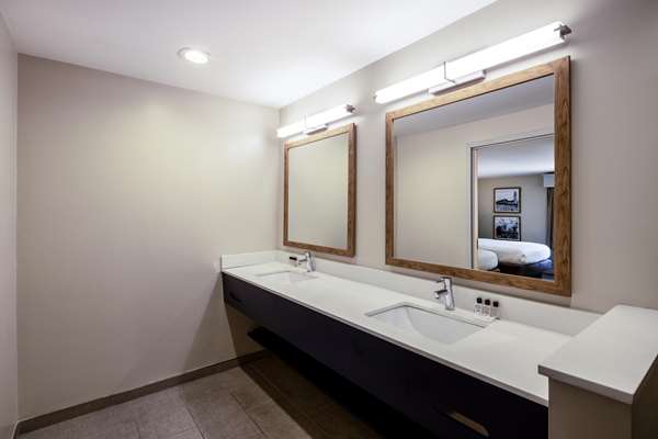 Suite - 4 Queen Beds, Non-Smoking, Family Room, Two Bedrooms, Microwave And Mini-Refrigerator, Wi-Fi, Shower Only, Full Breakfast