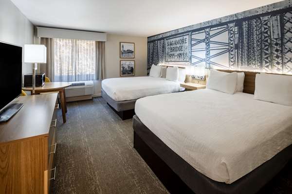 Suite - 4 Queen Beds, Non-Smoking, Family Room, Two Bedrooms, Microwave And Mini-Refrigerator, Wi-Fi, Shower Only, Full Breakfast