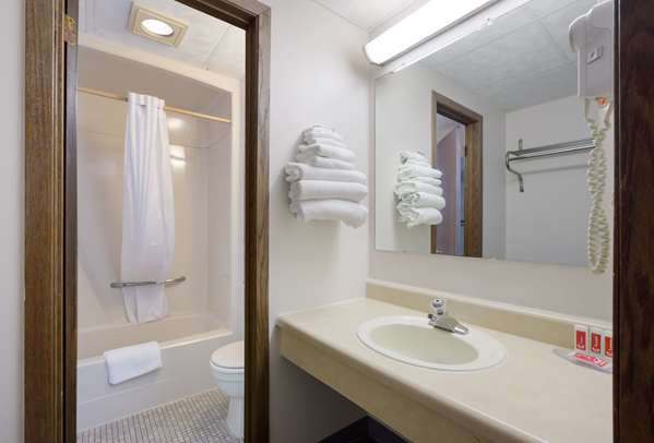  - Econo Lodge Inn & Suites Escanaba