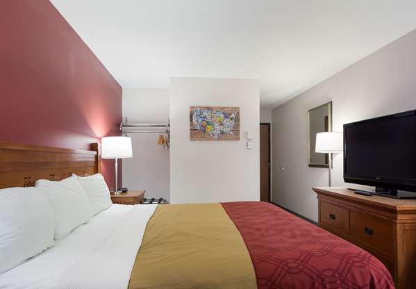  - Econo Lodge Inn & Suites Escanaba