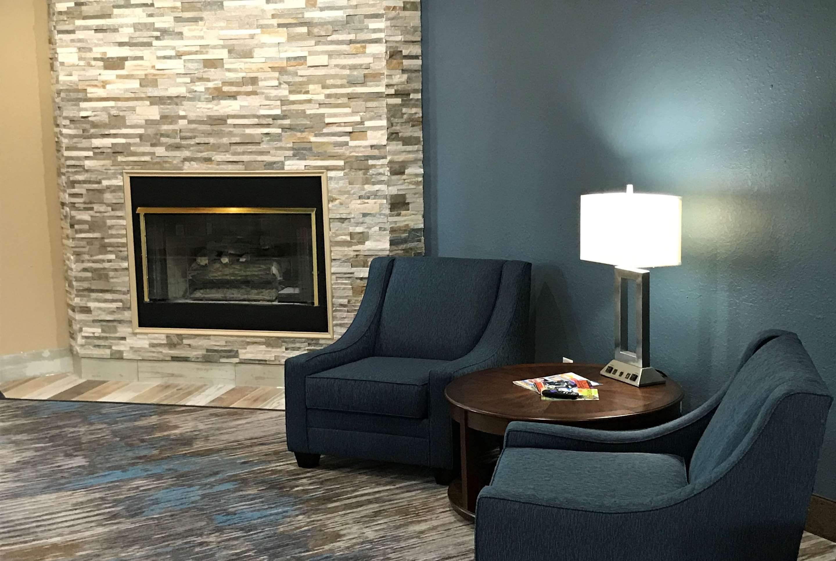 Lobby | AmericInn by Wyndham Prairie du Chien