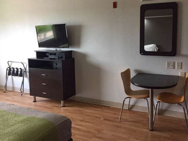 QUALITY SUITES-guestroom-Guest Room,Bedding,Guest Room Amenity,TV and multimedia,Sitting area,On-Site,Furnishings,Double Room,Standard Room.jpg