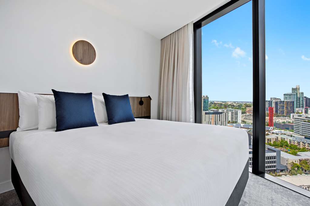 Adina Melbourne Southbank-guestroom-Guest Room,On-Site.jpg