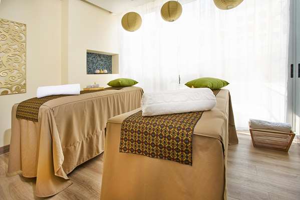 100 Luxury Suites by Preferred