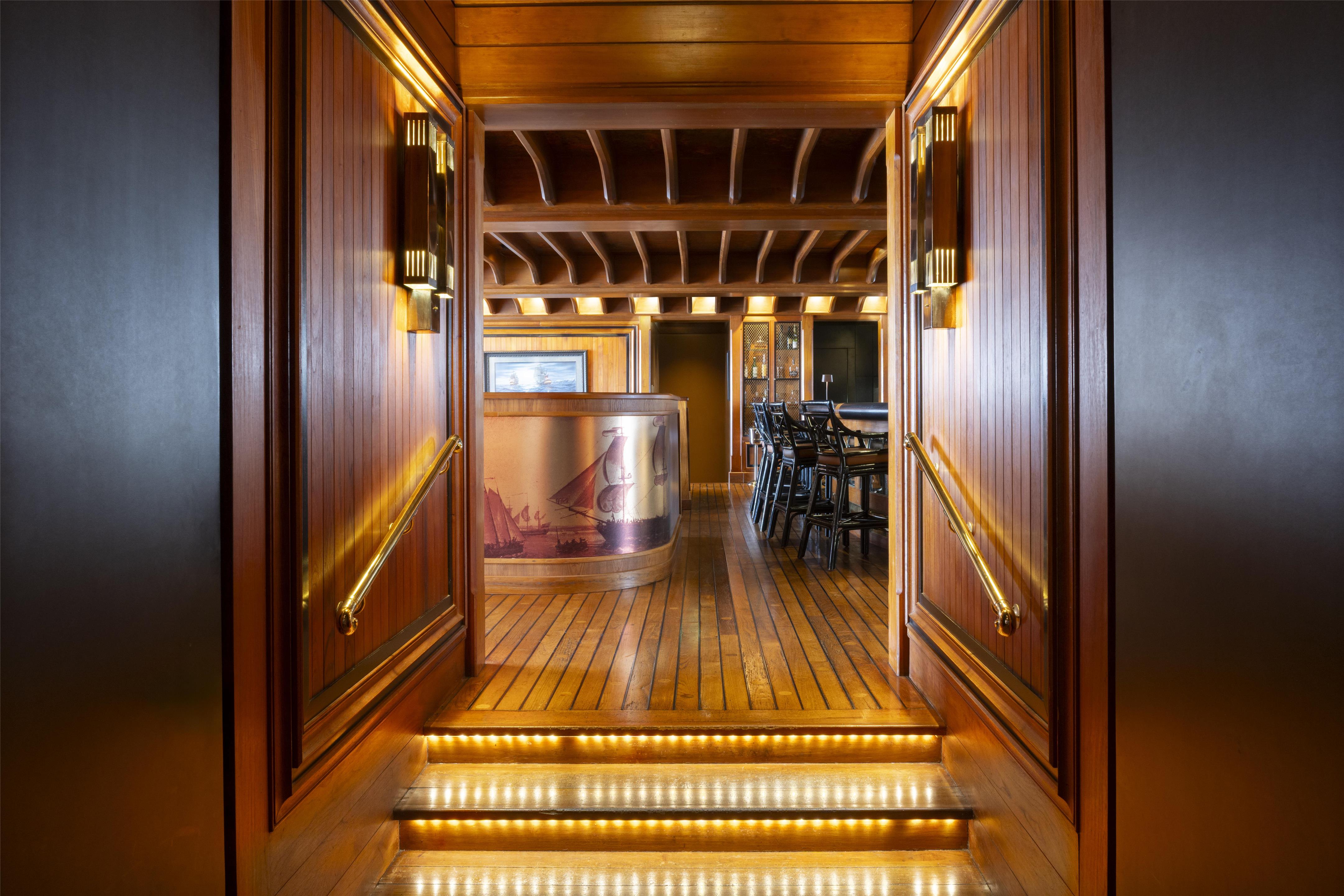 MVC Hotel Captain Cook Crows Nest Bar Entrance Photo Michelle Chaplow | Hotel Captain Cook