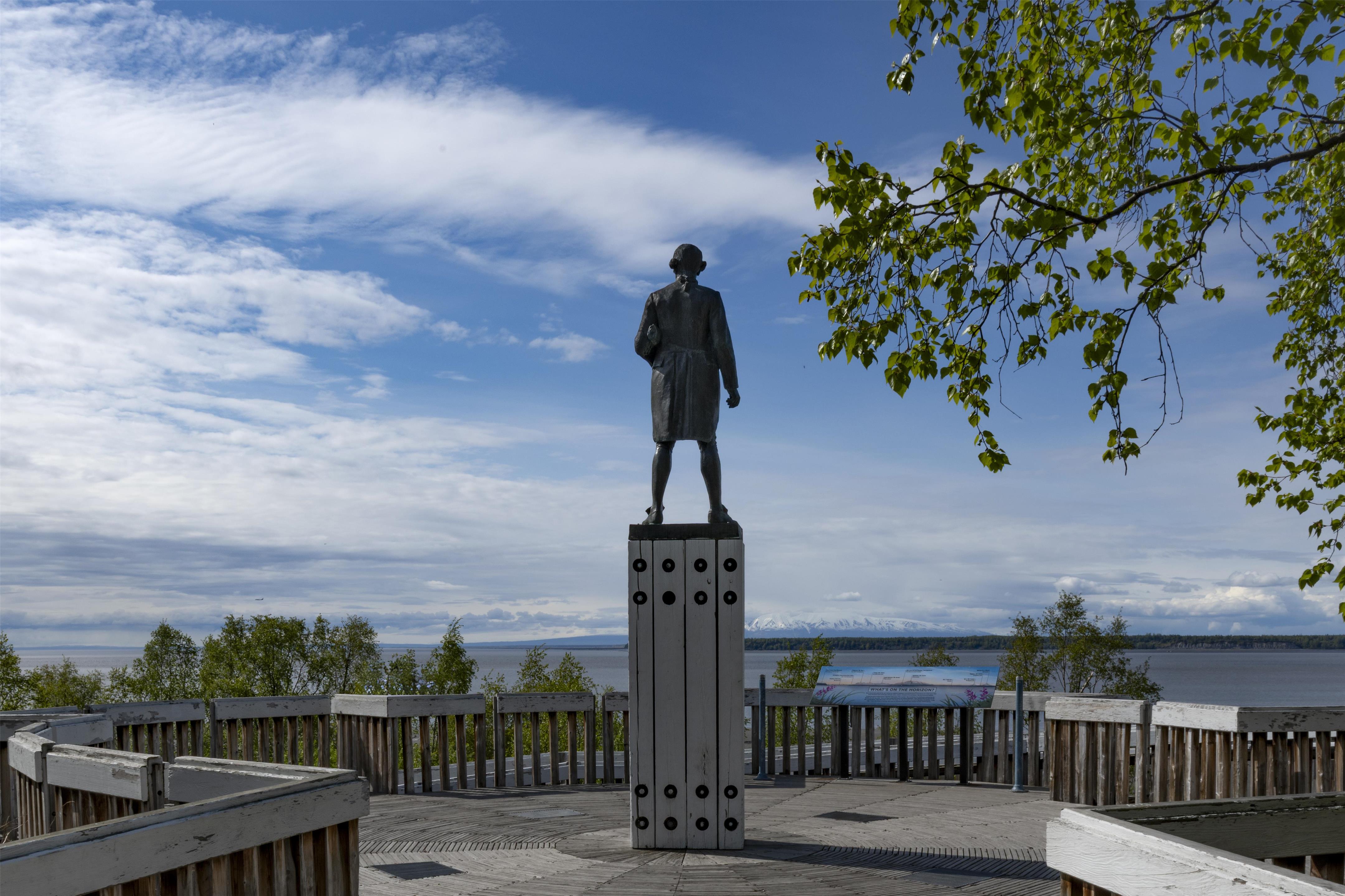 MVC Hotel Captain Cook Anchorage Statue of Captain Cook Photo Michelle Chaplow | Hotel Captain Cook