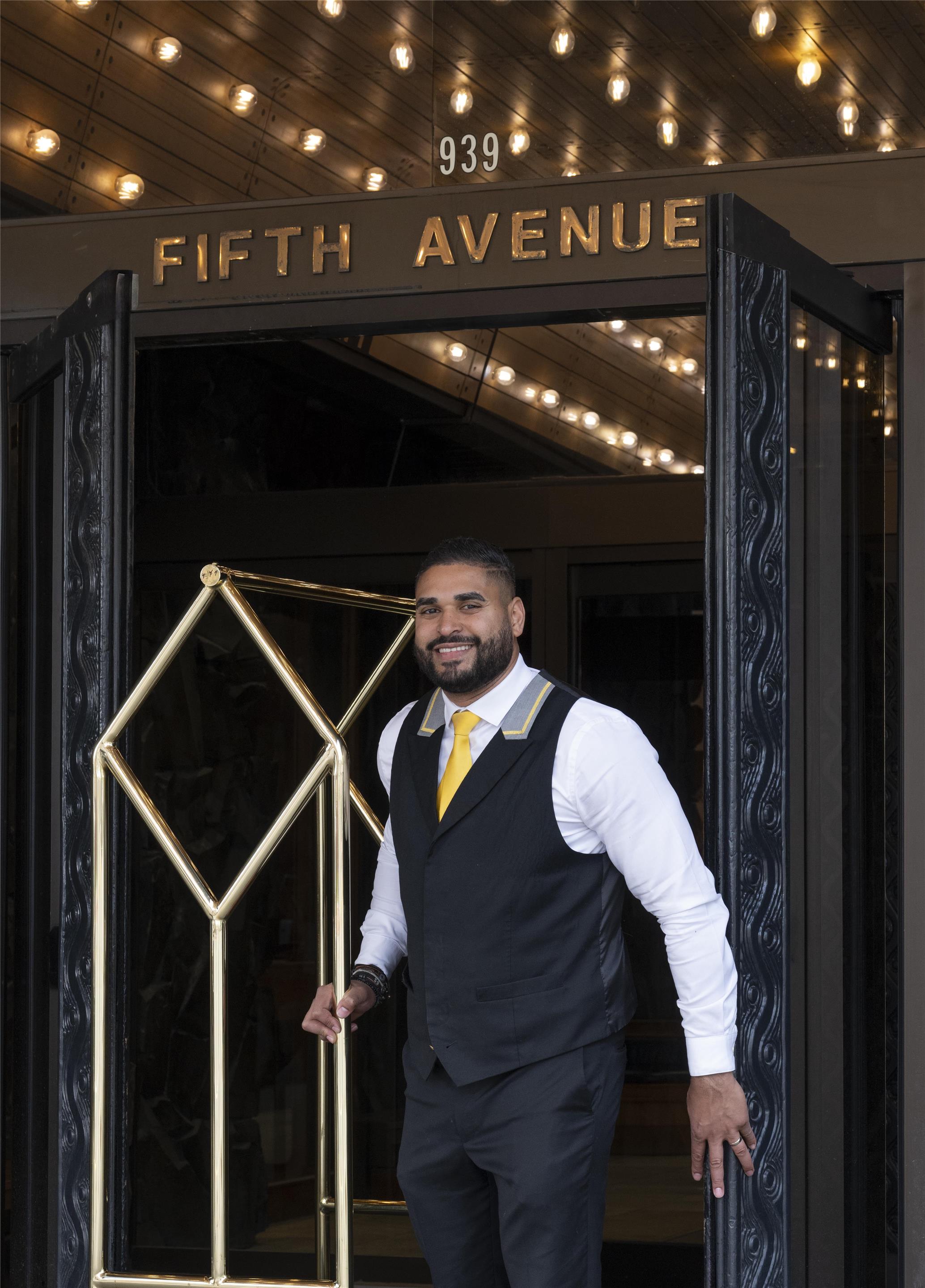 MVC Hotel Captain Cook Alberto Bellman Photo Michelle Chaplow | Hotel Captain Cook