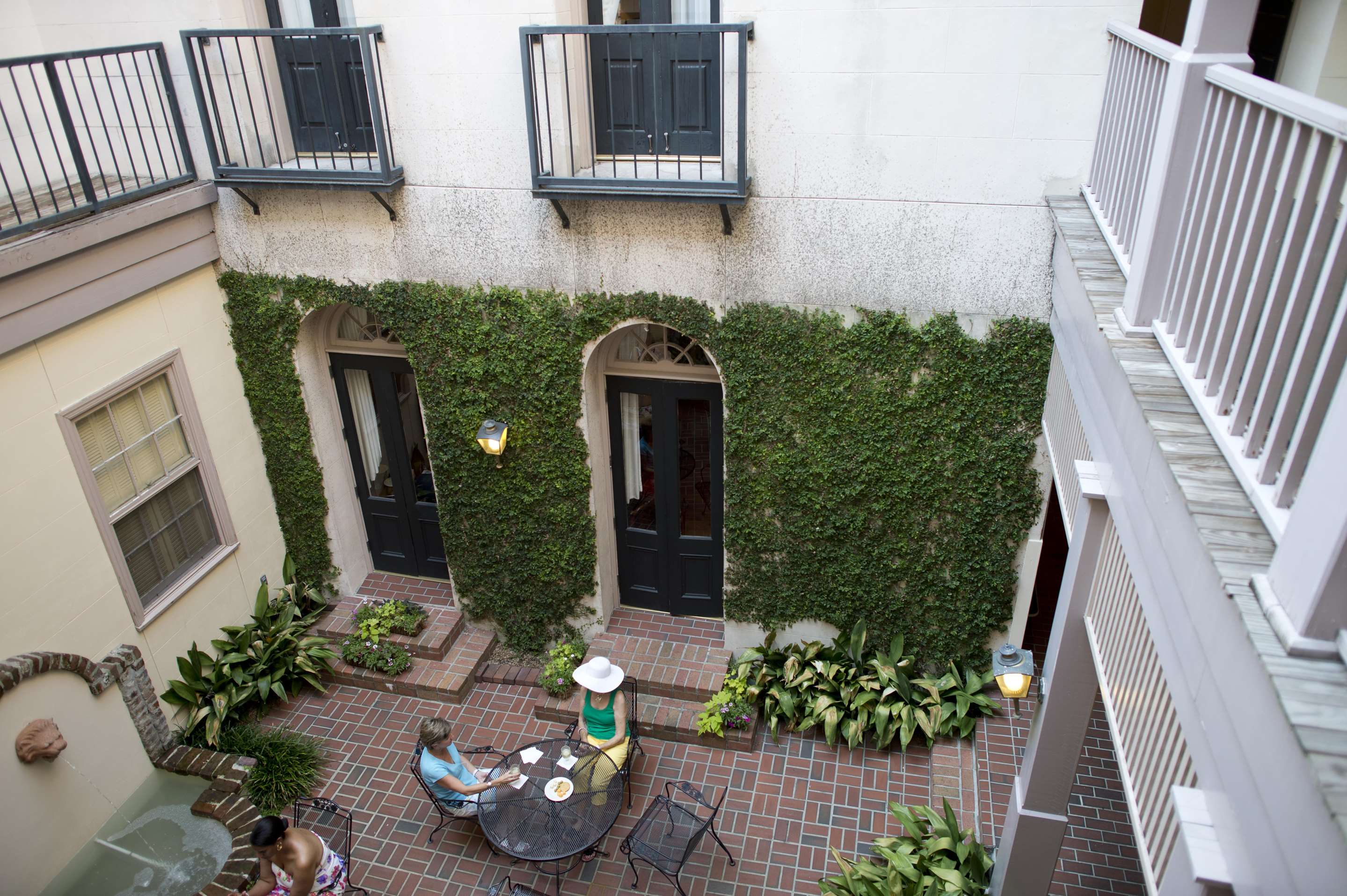 Exterior view | Kings Courtyard Inn