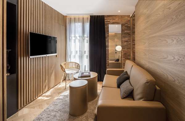 MONUMENT HOTEL - Photo 38