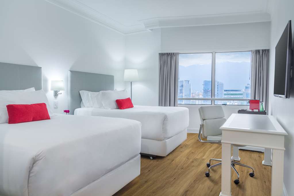 NH COLLECTION PLAZA SANTIAGO-guestroom-Guest Room,Bathroom,On-Site.jpg