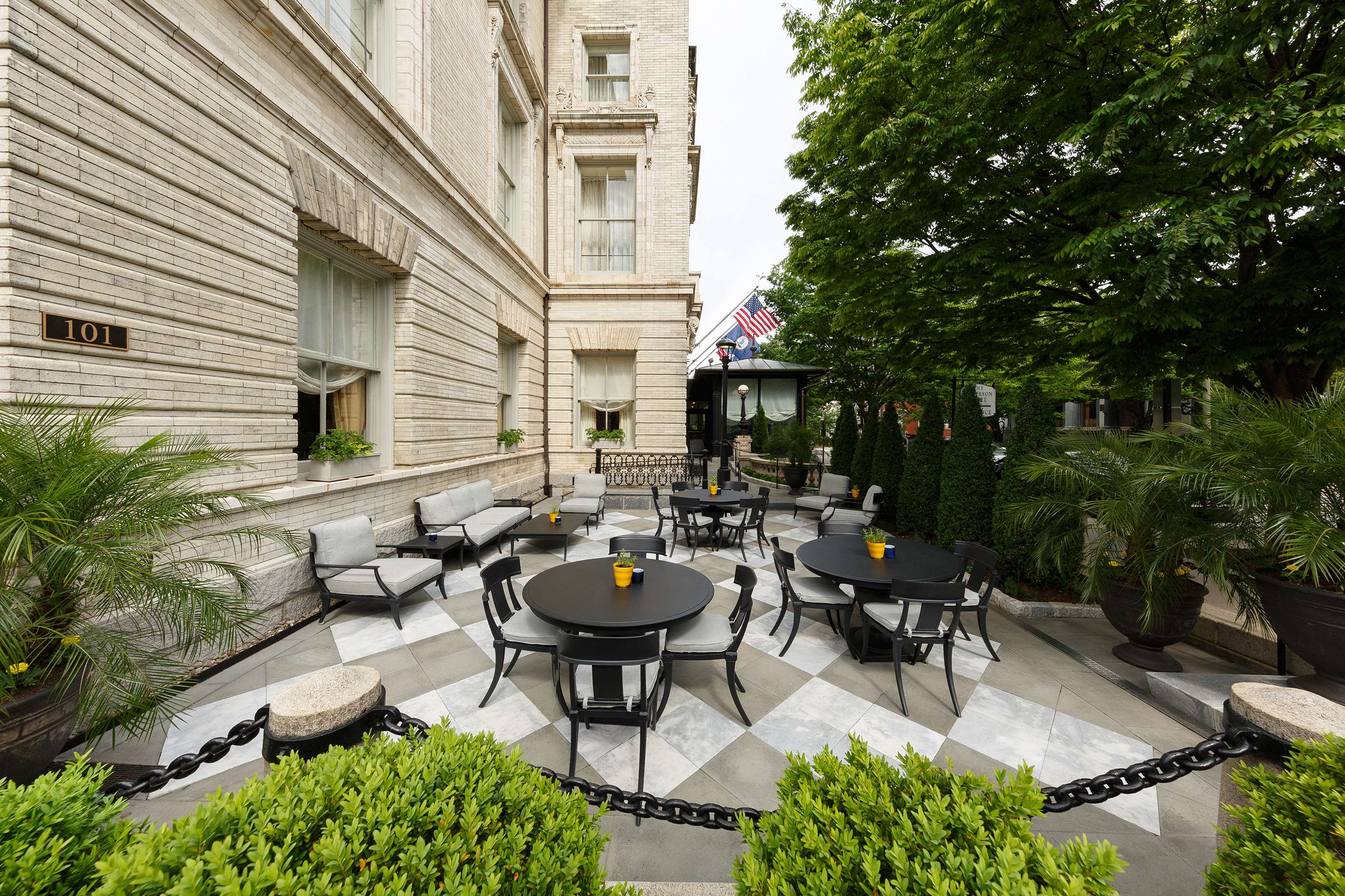Lemaire Outdoor Lounge | The Jefferson Hotel