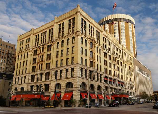 Exterior view - Pfister Hotel Milwaukee - I-794, Exit 1E