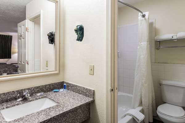  - Rodeway Inn Cadiz - I-24, Exit 65