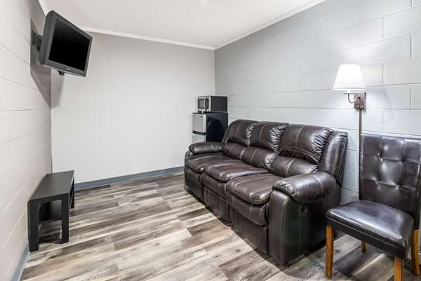  - Rodeway Inn Cadiz - I-24, Exit 65