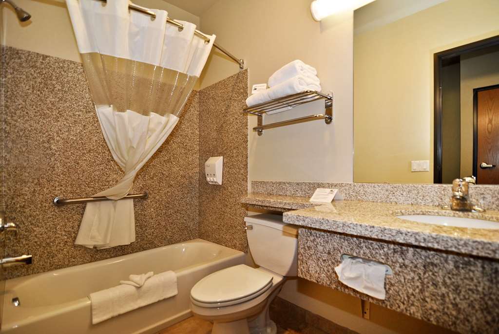 THE MONTCLER HOTEL, TRADEMARK COLLE-guestroom-Guest Room,Bathroom,On-Site.jpg