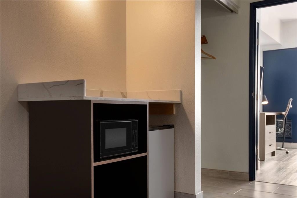 LA QUINTA MONTGOMERY-guestroom-Guest Room,Suite,On-Site.jpg