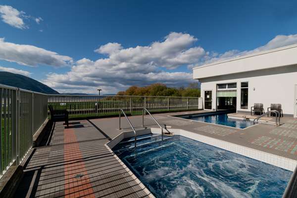 Pool - Prestige Harbourfront Resort Salmon Arm
