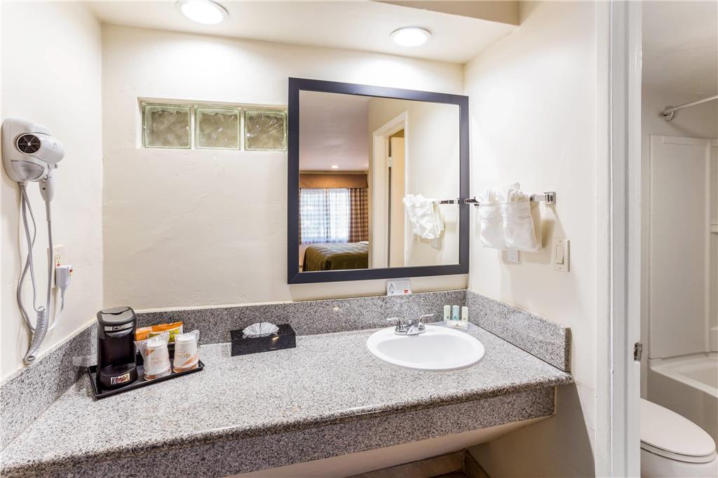 QUALITY INN ESCONDIDO SAN DIEGO NOR-guestroom-Guest Room,Bathroom,On-Site.jpg