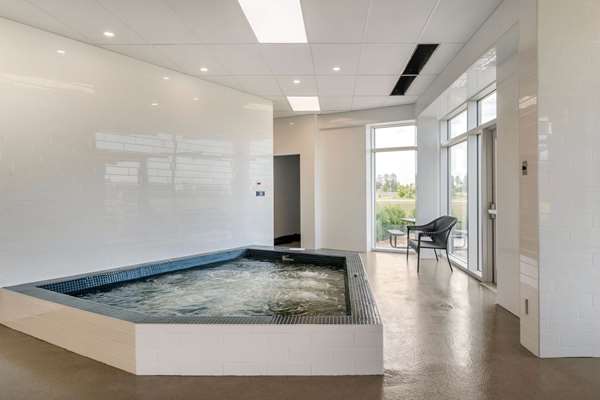 Pool - Quality Inn & Suites Mont-Joli