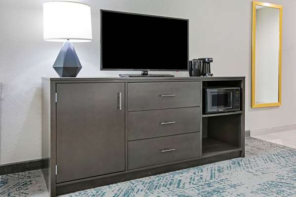  - La Quinta Inn & Suites Euless