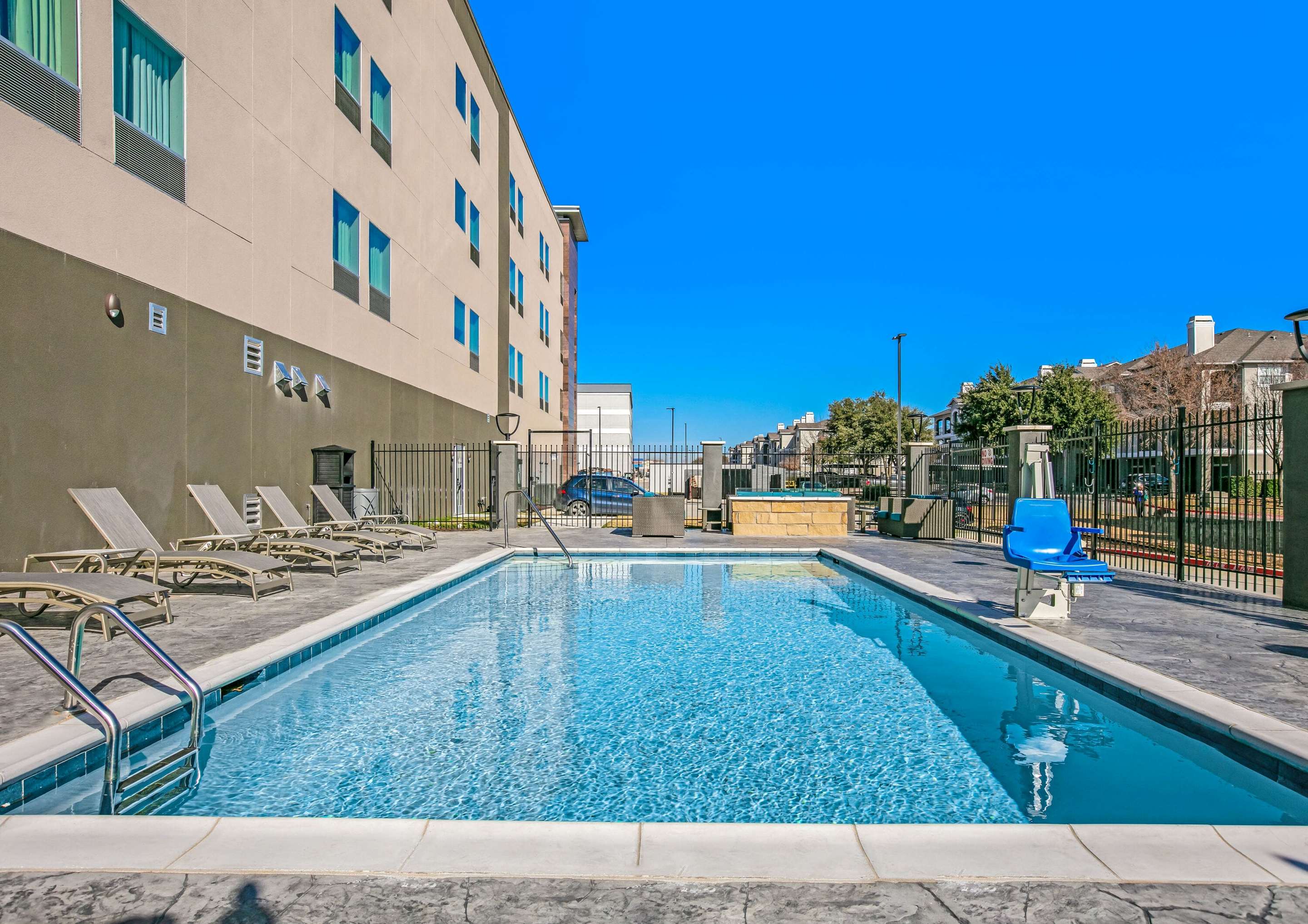 Pool | La Quinta Inn & Suites DFW West-Glade-Parks